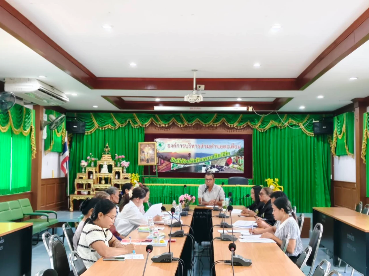 ประชุมคณะกรรมการติดตาม ตรวจสอบผลการดำเนินงานตาม โครงการอบรมส่งเสริมให้ความรู้และเพิ่มทักษะการปลูกหม่อนเลี้ยงไหม เพื่อสร้างศักยภาพการทอผ้าให้มีคุณภาพ ประจำปีงบประมาณ 2569